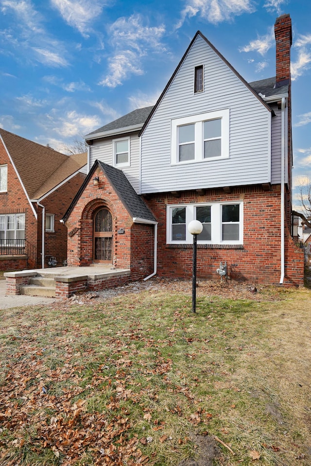 view of front of property featuring a patio and a front yard