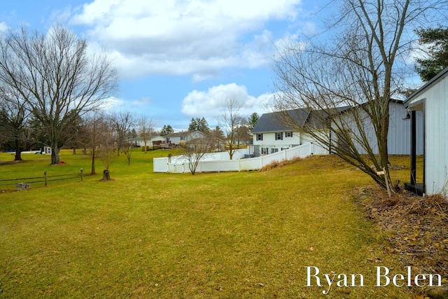 view of yard featuring a swimming pool