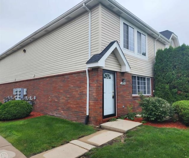 view of front of house featuring a front yard