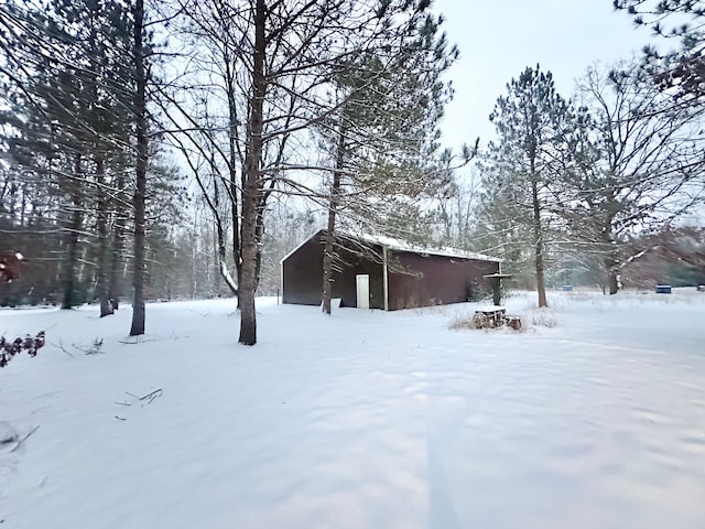 view of yard layered in snow