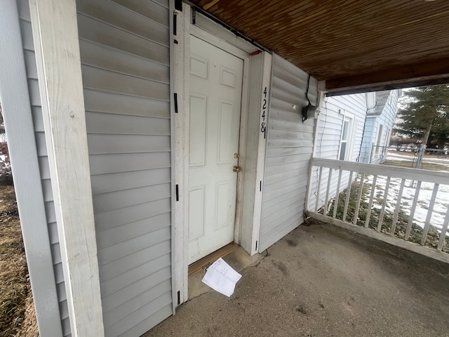 entrance to property featuring a porch