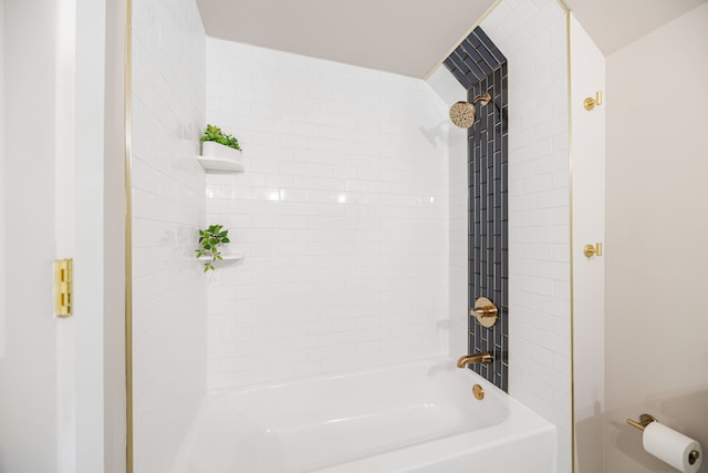 bathroom featuring tiled shower / bath