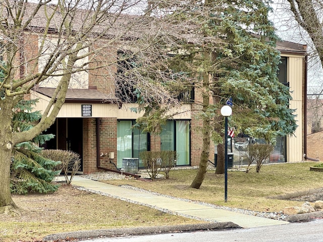 view of front of house featuring a front yard