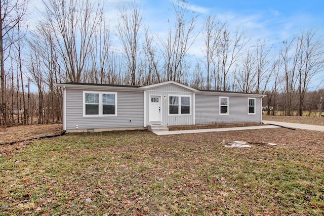 manufactured / mobile home with a front lawn