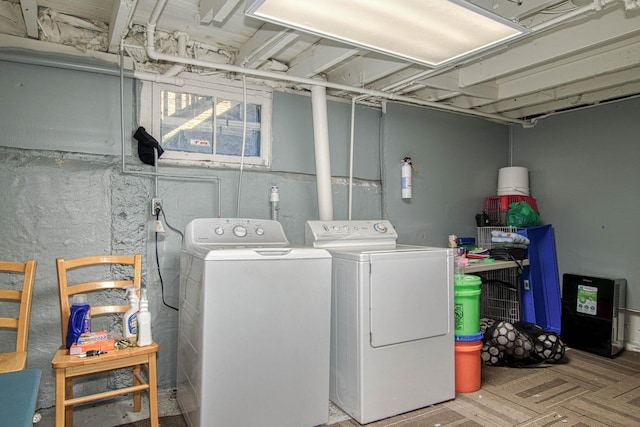 washroom featuring washing machine and clothes dryer