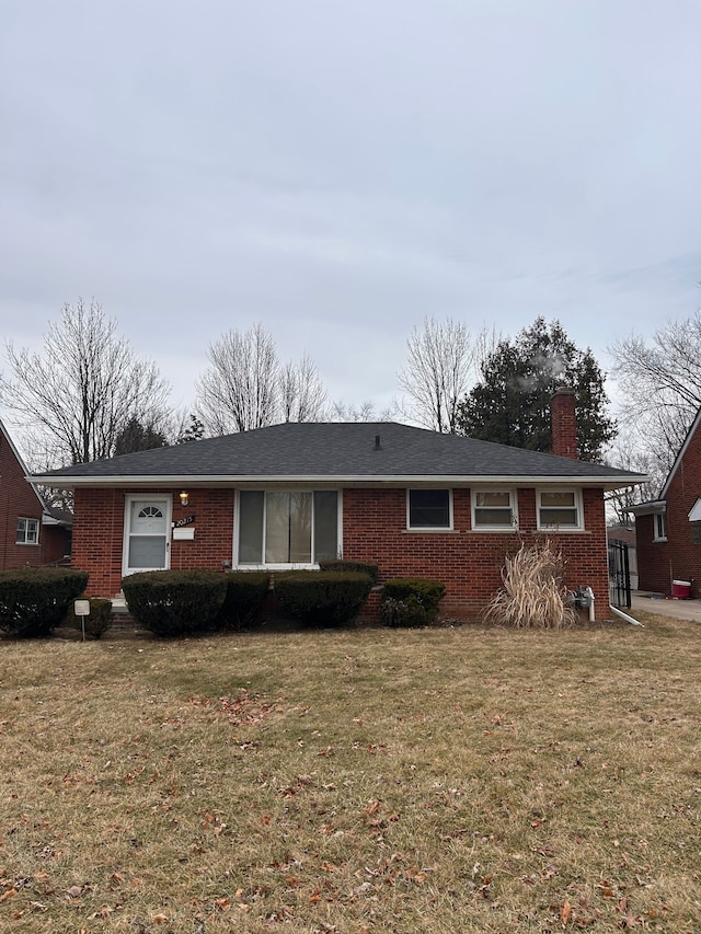 ranch-style house featuring a front lawn