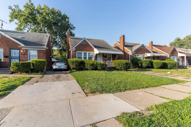 bungalow featuring a front lawn