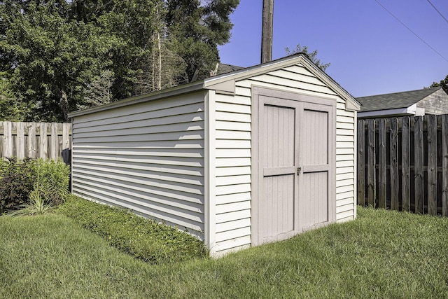 view of outdoor structure featuring a yard