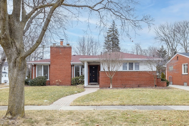 view of front of house with a front yard