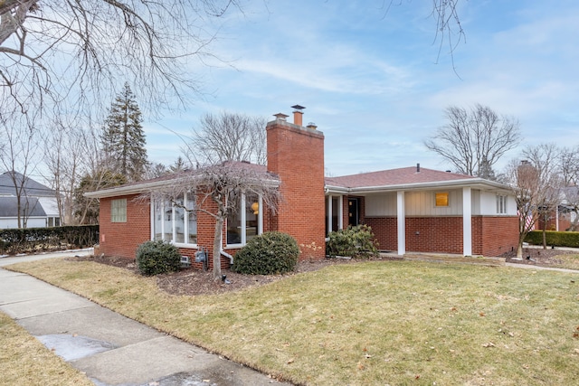 view of front of home with a front lawn