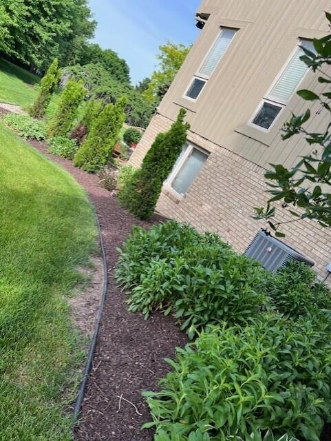 exterior space featuring a lawn