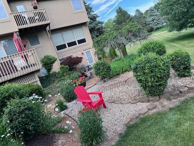 view of yard featuring a balcony