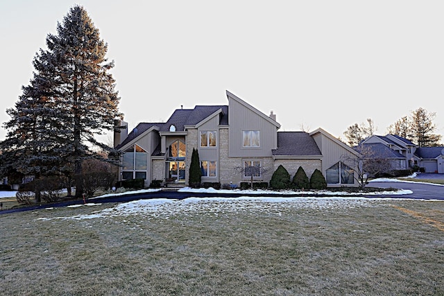 view of front of house featuring a yard