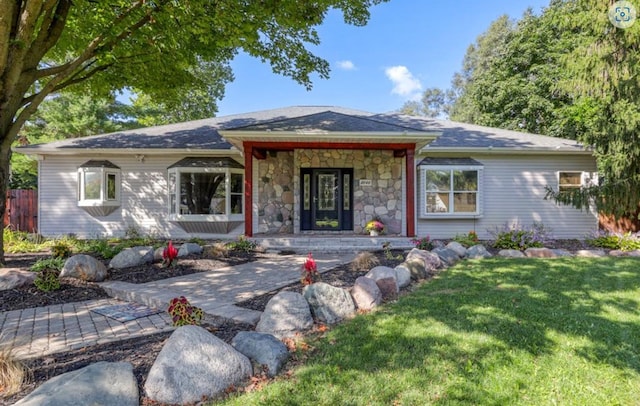 single story home featuring a front lawn