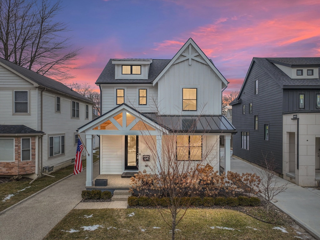 view of front of property featuring covered porch