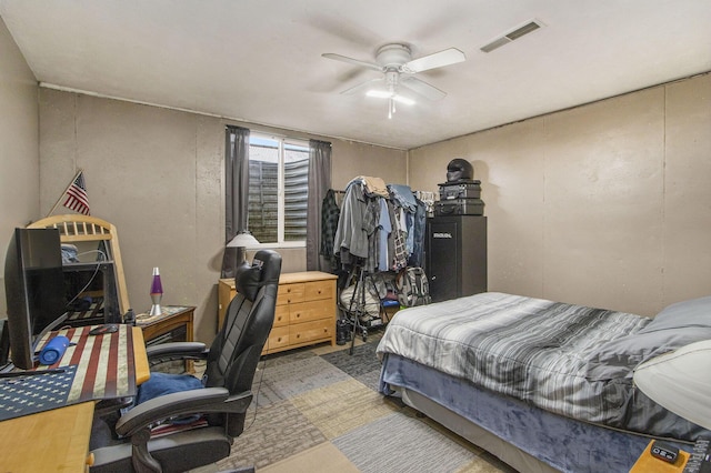 bedroom with ceiling fan