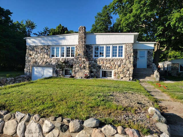 view of front facade featuring a front yard