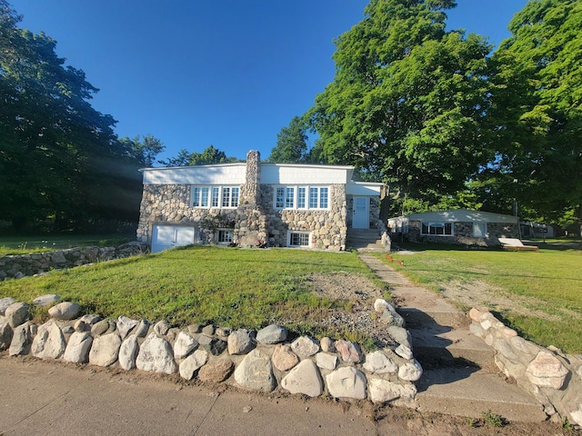 view of front of home featuring a front yard