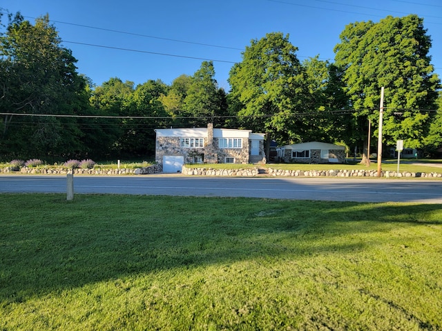 community sign with a yard