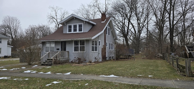 view of front of home featuring a front lawn