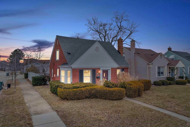 view of front facade featuring a yard