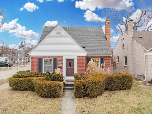 bungalow-style house featuring a front lawn