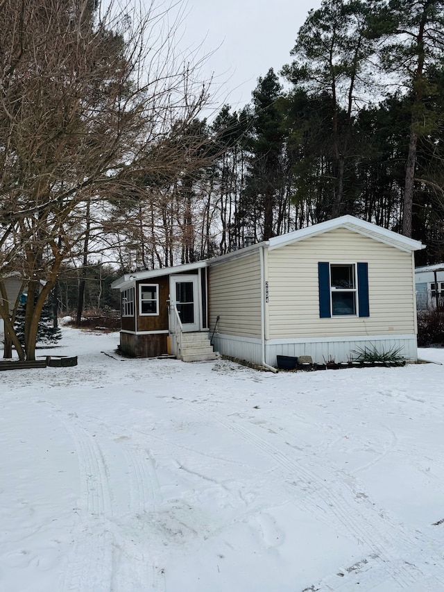 2054 Woodside Dr, Caro, MI 48723 - manufactured / mobile home featuring entry steps
