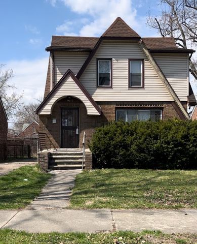 view of front facade with a front yard