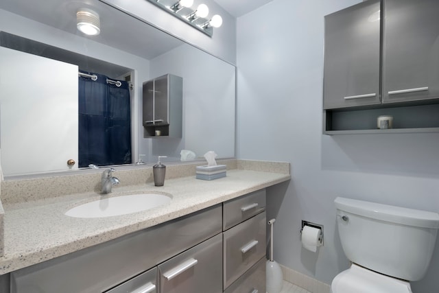 full bath featuring curtained shower, toilet, vanity, and baseboards