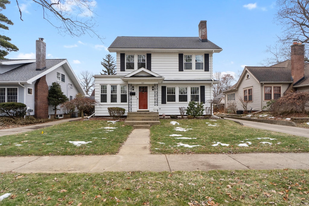 view of front facade featuring a front yard