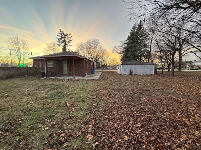 view of yard at dusk