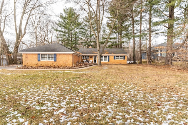 view of front of house featuring a yard