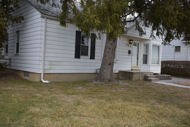 view of front of home with a front yard