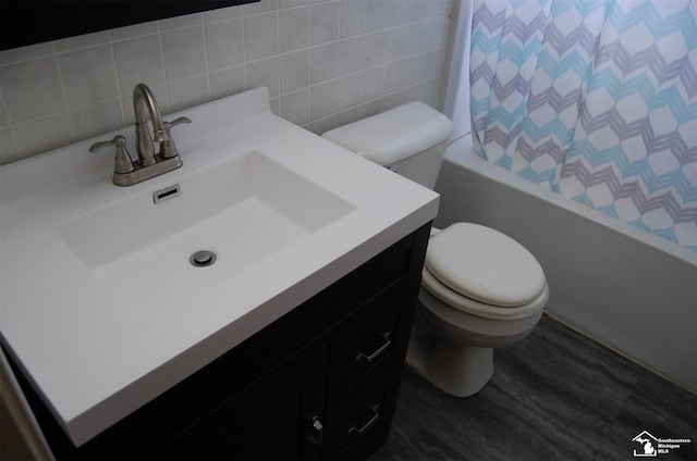 full bathroom featuring sink, backsplash, hardwood / wood-style floors, toilet, and shower / bath combo with shower curtain