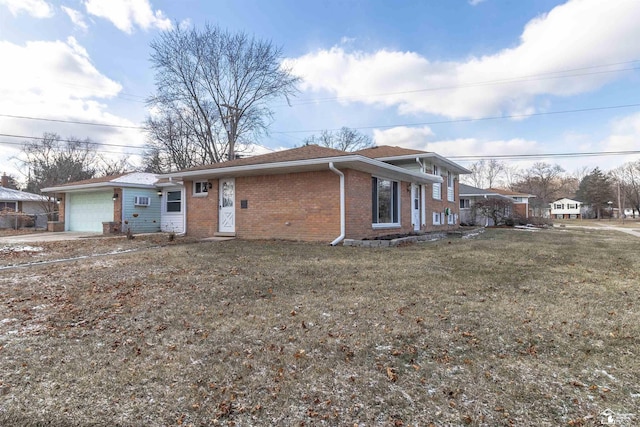 view of front of property featuring a garage and a front yard