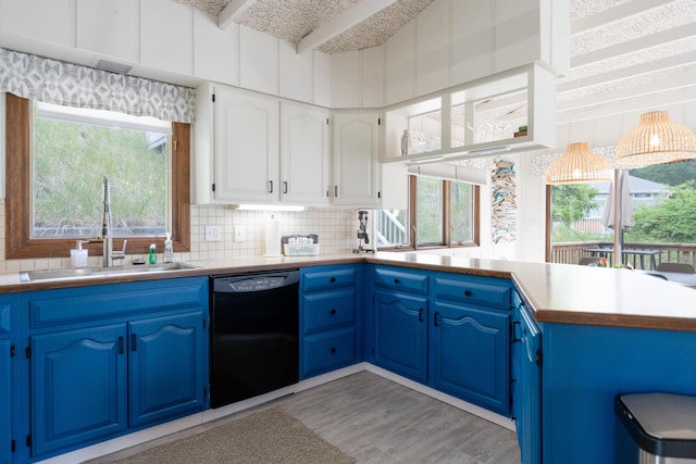 kitchen featuring blue cabinetry, sink, dishwasher, light hardwood / wood-style floors, and decorative backsplash