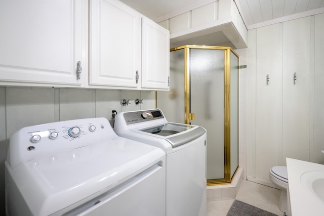 washroom featuring light tile patterned flooring and washing machine and dryer