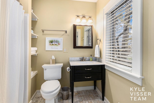 full bath featuring toilet, vanity, baseboards, and a shower with shower curtain