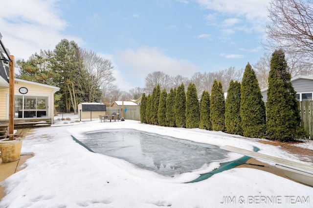 view of yard with a storage shed