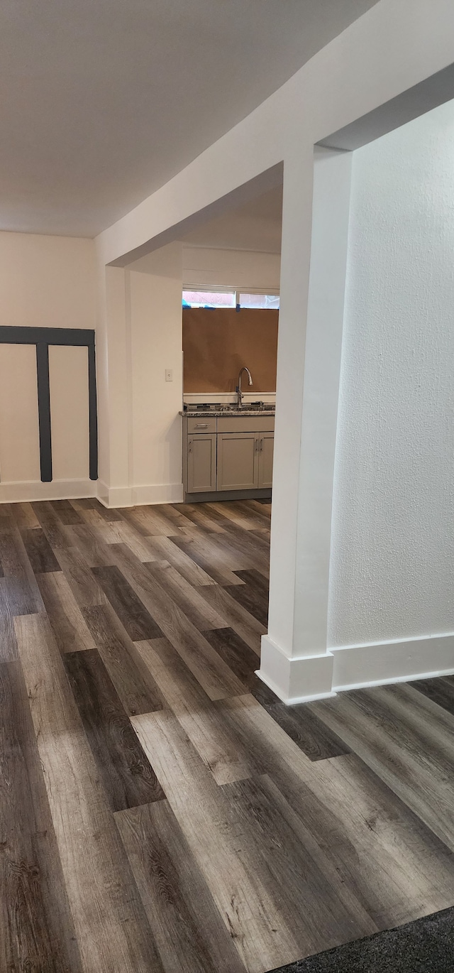 spare room with dark wood-type flooring and sink