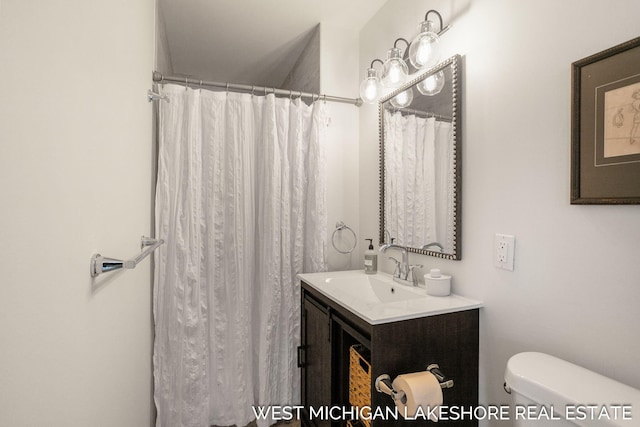 bathroom with vanity, a shower with shower curtain, and toilet