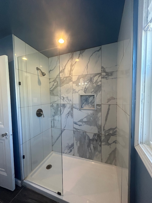 bathroom featuring tiled shower