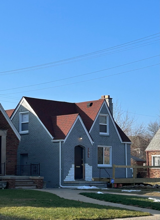 view of front of property with a front lawn