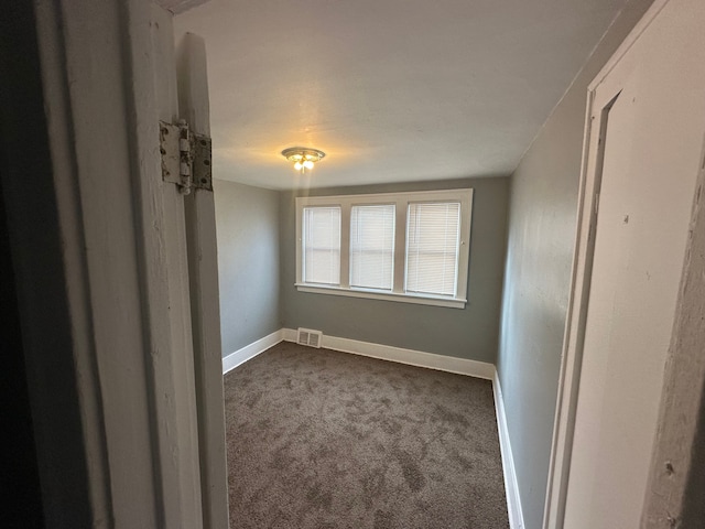 unfurnished room featuring carpet