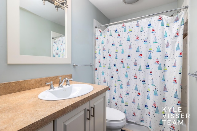 bathroom with a shower with curtain, vanity, and toilet