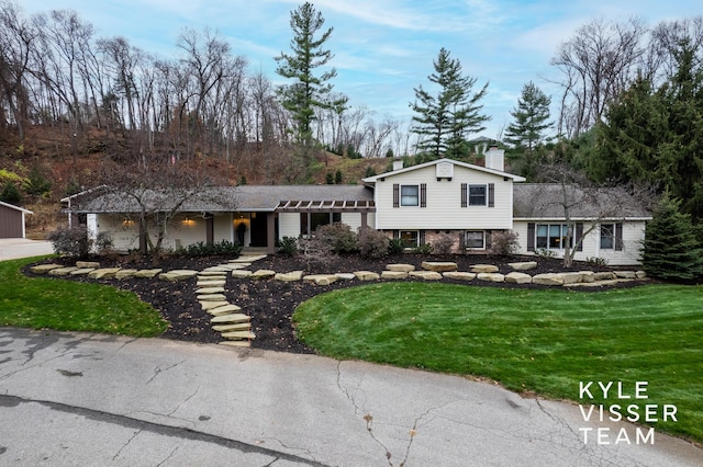 split level home with a front lawn