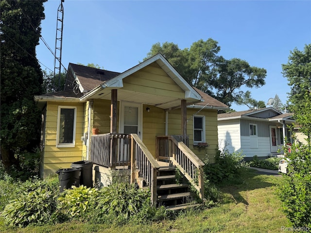 2372 E Boatfield Ave, Burton, MI 48529 - bungalow-style house with roof with shingles and a front lawn