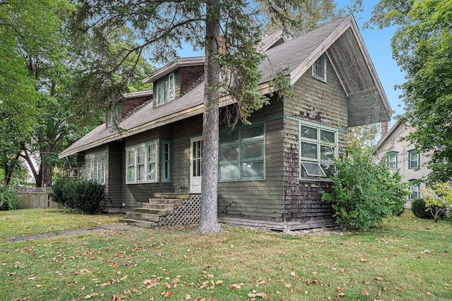 view of front of house featuring a front yard