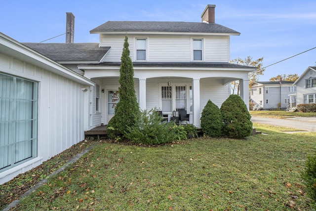 view of front facade featuring a porch and a front lawn