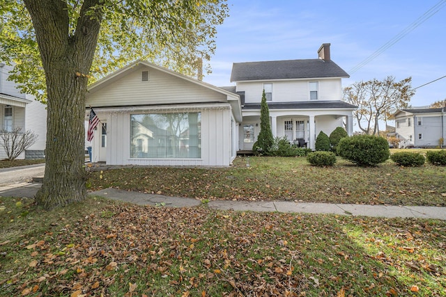 view of front facade featuring a front lawn